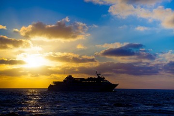 Obraz premium tourist liner in the sea at sunset
