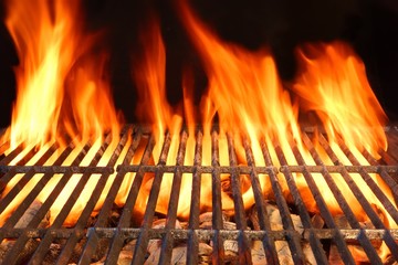 Gril de charbon de bois de barbecue chaud vide de feu de flamme avec des charbons incandescents