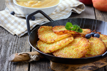Deftige Kartoffelpuffer mit Apfelmus