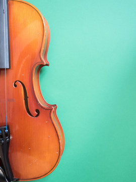 Detail einer Geige vor grünem Hintergrund