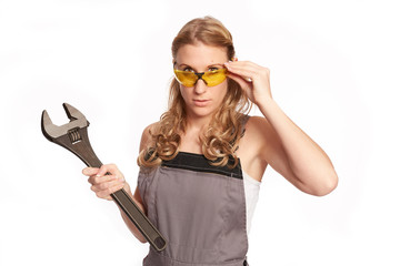 Junge Frau mit grossen Schraubenschluessel