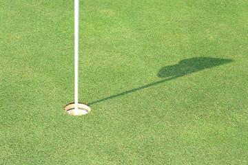 Obraz premium Shadow of golf flag