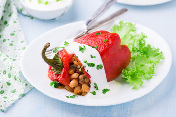 Red pepper stuffed with white beans