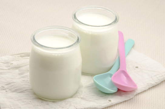Yogur natural servido en dos vasos