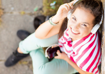 Fototapeta na wymiar girl with headphones listening to music
