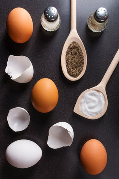 Eier Eierschalen Salz und Pfeffer