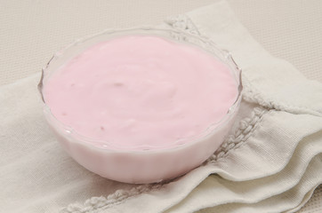 Yogur de fresa servido en un cuenco