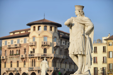 Statua e palazzo, Padova