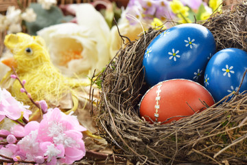 nido con uova decorate di Pasqua