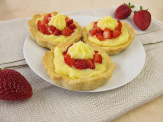 Erdbeer Pudding Tartelettes