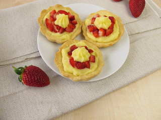 Erdbeer Pudding Tartelettes