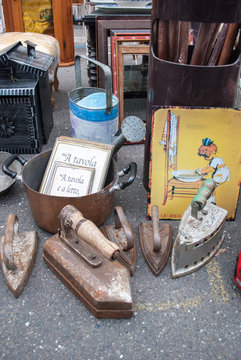 Old objects in an antiquary market