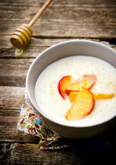 porridge with caramel apples