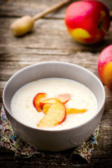 porridge with caramel apples