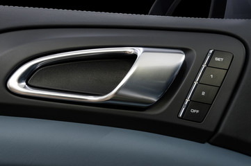 Naklejka premium Automatyczna klamka do drzwi. Detal wnętrza samochodu.