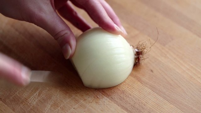 Zwiebel schneiden auf Holzbrett macro