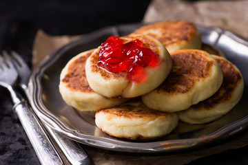 Cottage cheese pancakes with currant jam