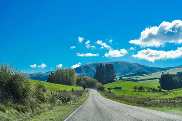 Fototapeten Landstraße in die Berge Neuseelands © tana2222