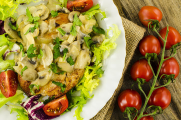 Fried chicken with salad and mushroom sauce