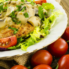 Fried chicken with salad and mushroom sauce