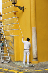 Hombre pintando con rodillo