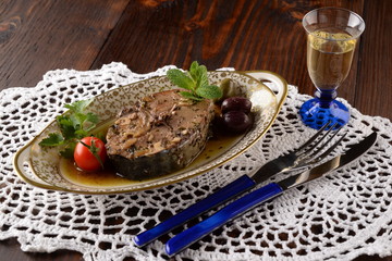 Tuna steak with mint and olives