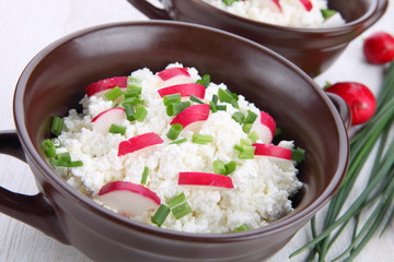 Cottage cheese with radish and chives