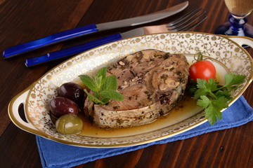 Tuna steak with mint and olives