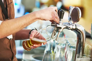 Rolgordijnen barman pouring beer © Kadmy