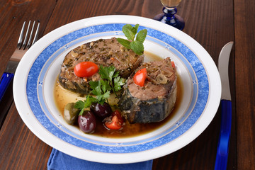 Tuna steak with mint and olives
