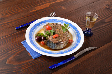 Tuna steak with mint and olives