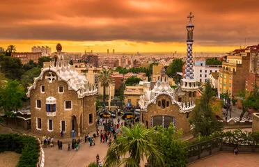 Blick auf den Sonnenuntergang des Park Güell in Barcelona, Spanien © Ekaterina Belova