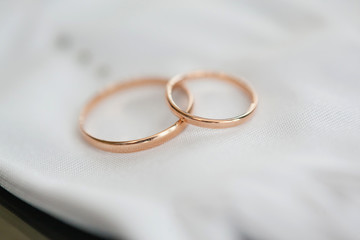 gold wedding rings