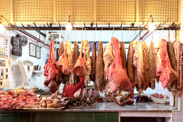 Metzgereistand mit Fleisch in einem orientalischen Basar