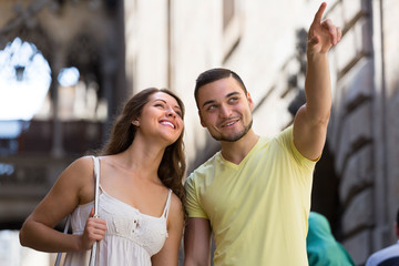 Obraz premium Couple walking through city