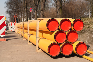 Gestapelte grosse PE-Rohre für neue Gasleitungen aus Kunststoff