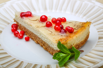 Cheesecake with berries and mint