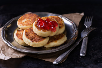 Obraz na płótnie Canvas Cottage cheese pancakes with currant jam