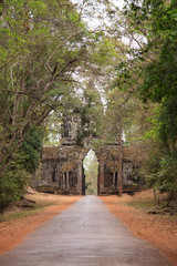 Fototapeta na wymiar Arch to the ancient city of Angkor