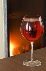 Il bicchiere vicino al camino