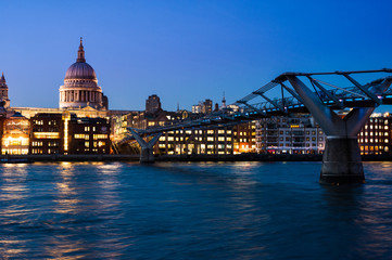 Fototapeta na wymiar London skyline - millenium bridge at sunset