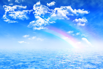 Regenbogen an blauem Wolken Himmel über Wasser