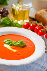 Tomatensuppe im Teller 5