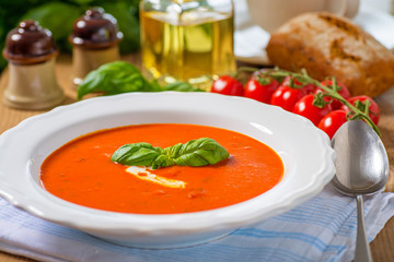 Tomatensuppe im Teller 3