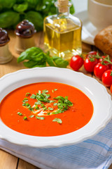 Tomatensuppe im Teller 2