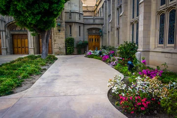 Türaufkleber Gardens and church in Pasadena, California. © jonbilous