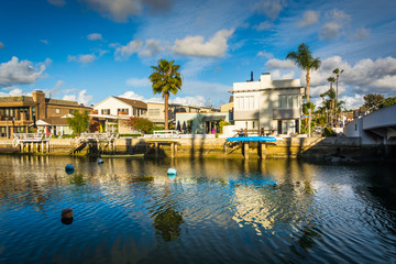 Naklejka premium Boats and houses along Beacon Bay, in Newport Beach, California.