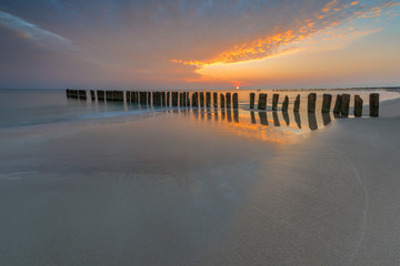 Morze,  plaża o wschodzie słońca