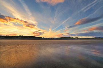 Irlandia, plaża Brandon Bay w czasie wschodu słońca - obrazy, fototapety, plakaty