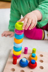 Fototapeta premium Kleinkind spiel mit Steckspiel